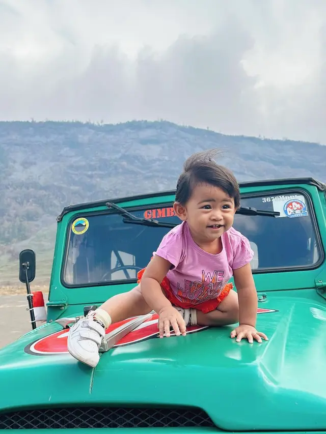 7 Potret Ria Ricis Ajak Moana ke Gunung Bromo, Jajal Berkuda Bersama