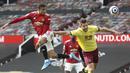 Striker Manchester United, Mason Greenwood, menyundul bola saat melawan Burnley pada laga Liga Inggris di Stadion Old Trafford, Minggu (18/4/2021). MU menang 3-1 Burnley. (Martin Rickett/Pool via AP)