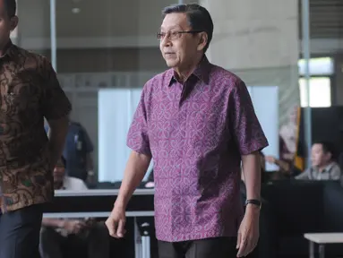 Wakil Presiden ke-11 Republik Indonesia, Boediono berjalan keluar seusai menjalani pemeriksaan di Gedung KPK, Jakarta, Kamis (15/11). Boediono hari ini menjalani pemeriksaan dalam penyelidikan kasus korupsi Bank Century. (Merdeka.com/Dwi Narwoko)