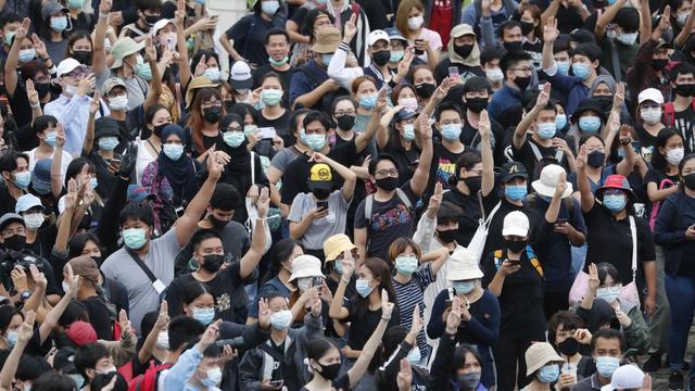 Demonstran pro-demokrasi menunjukkan penghormatan tiga jari selama protes anti-pemerintah, di Victory Monument di Bangkok, Thailand, Minggu, 18 Oktober 2020.