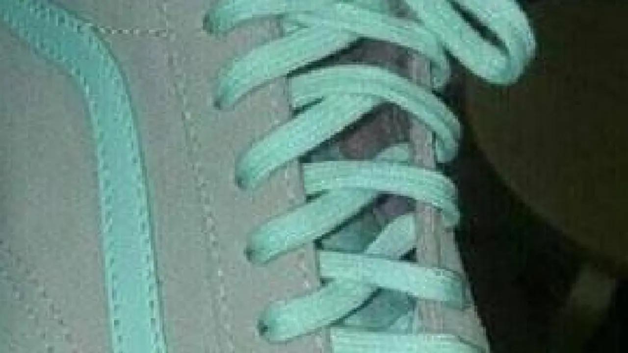 Potret sepatu yang menjadi perdebatan karena warnanya. (Facebook/Nicole Coulthard)
