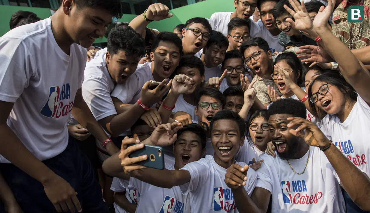 Pebasket Boston Celtics, Jaylen Brown, selfie bersama anak-anak saat Junior NBA Indonesia di SMA 82, Jakarta, Kamis (26/7/2018). Junior NBA merupakan program pembinaan olahraga basket secara global. (Bola.com/Vitalis Yogi Trisna)