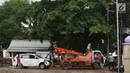 Petugas menderek mobil yang rusak akibat terjangan Tsunami Selat Sunda di Terminal Carita, Banten, Selasa (25/12). Terminal ini dijadikan tempat penampungan mobil yang hancur akibat tsunami. (Liputan6.com/Angga Yuniar)