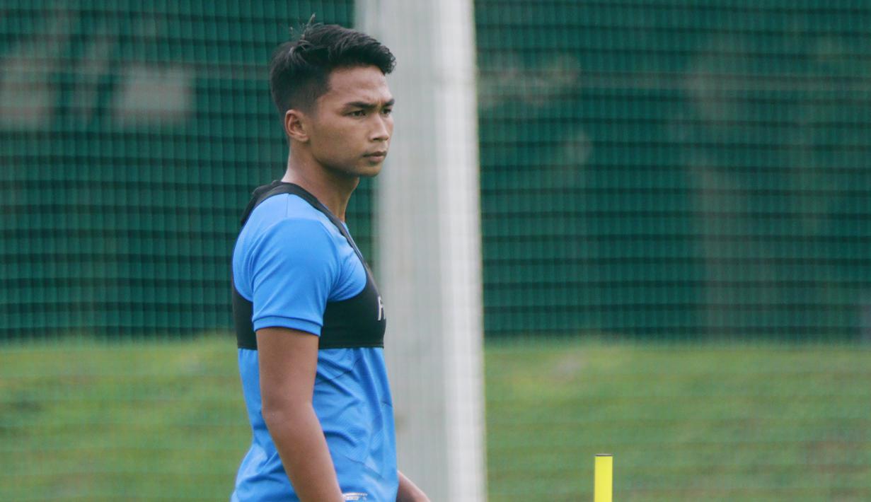 Pemain Timnas Indonesia, Bagas Adi, saat sesi latihan di Lapangan D Senayan, Jakarta, Rabu, (10/2/2021). Latihan tersebut untuk persiapan SEA Games 2021 di Vietnam. (Bola.com/M Iqbal Ichsan)