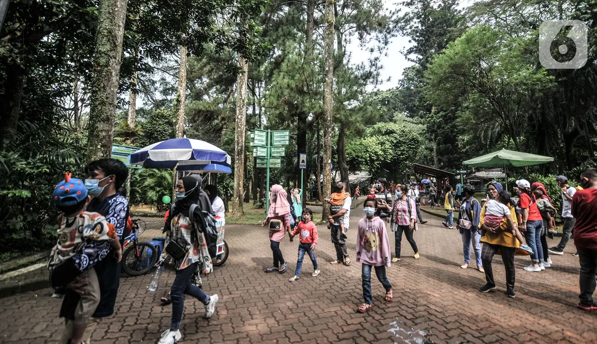 <p>Wisatawan saat mengunjungi Taman Margasatwa Ragunan, Jakarta, Jumat (14/5/2021). Pemprov DKI Jakarta pada libur Lebaran 2021 membuka sejumlah tempat wisata, salah satunya Taman Margasatwa Ragunan. (merdeka.com/Iqbal S. Nugroho)</p>