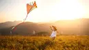 Layangan, salah satu mainan yang paling diminati anak laki-laki. Mainan ini hanya memanfaatkan hembusan angin. Biasanya dimainkan di area persawahan dan lapangan. (Evgeny Atamanenko/ Shutterstock.com)