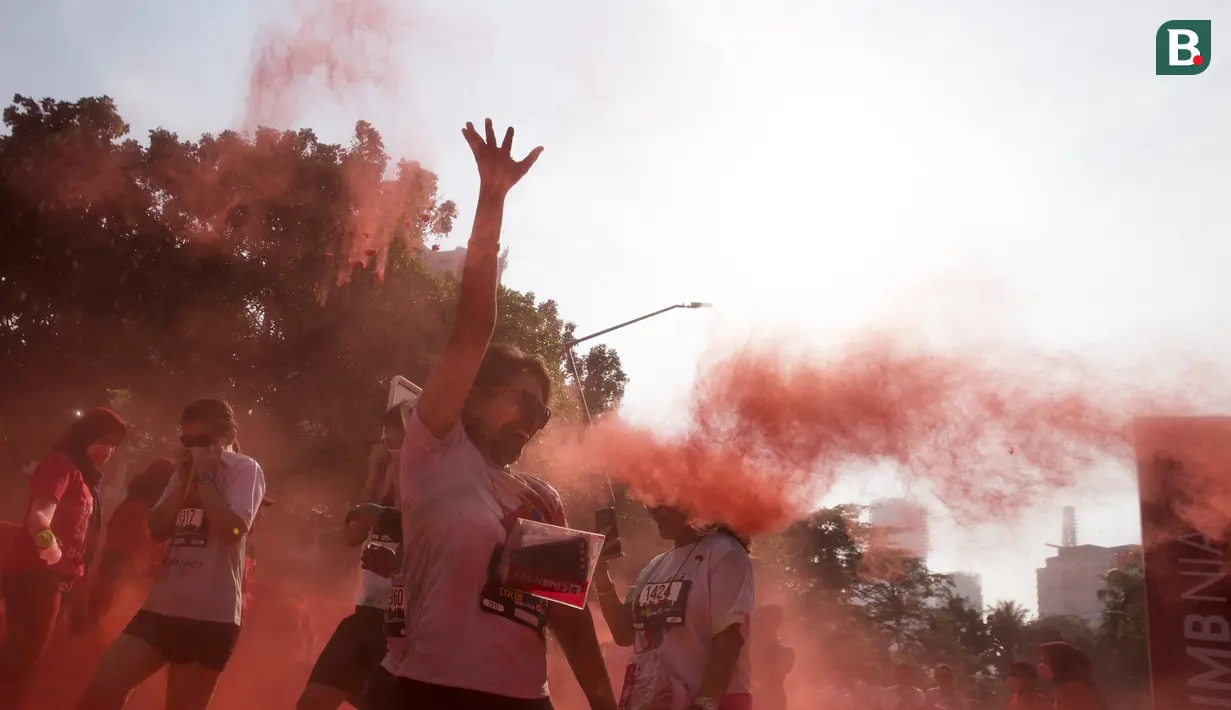 Seorang peserta bergembira saat mengikuti ajang CIMB Niaga Color Run di Senayan, Jakarta Selatan, Minggu (16/9/2018). Sebanyak 13.000 peserta ambil bagian pada ajang lari sejauh lima kilometer. (Bola.com/Vitalis Trisna)