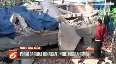 Pasangan suami istri di Ciamis tertimpa rumah berlantai dua saat gempa terjadi. Sementara itu, posko darurat didirikan di sejumlah titik.