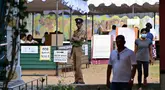 Seorang polisi berjaga di sebuah tempat pemungutan suara dalam pemilihan presiden Sri Lanka di Kolombo pada 21 September 2024. (Ishara S. KODIKARA/AFP)