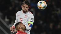Duel udara antara Kyran Nkowo dan Sergio Ramos pada laga kedua Kualifikasi Piala Eropa 2020 yang berlangsung di Stadion Ta Qali, Malta, Rabu (27/3). Spanyol menang 2-0 atas Malta. (AFP/Filippo Monteforte)