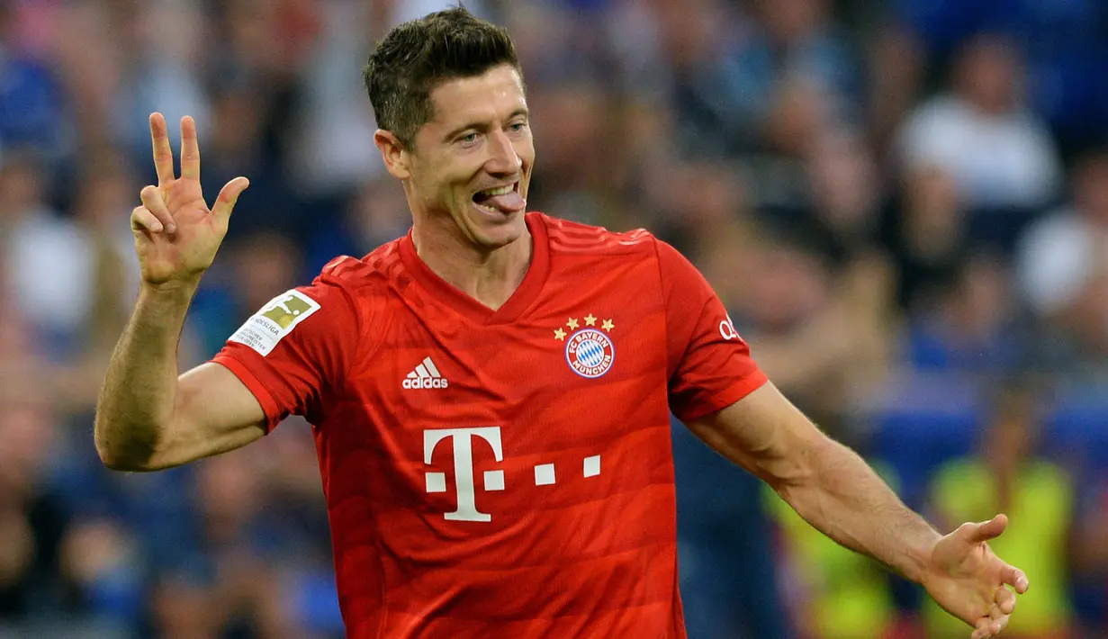 Striker Bayern Munchen, Robert Lewandowski, merayakan gol yang dicetaknya ke gawang Schalke pada laga Bundesliga di Veltins-Arena, Gelsenkirchen, Sabtu (24/8). Schalke kalah 0-3 dari Munchen. (AFP/Uwe Kraft)