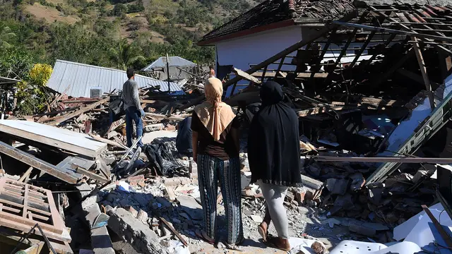 Mengais Puing Sisa Gempa Lombok