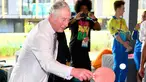 Pangeran Charles memukul bola saat bermain tenis meja selama kunjungannya ke desa atlet Goldwe Common Games 2018 di Gold Coast (5/4). Dalam kunjungannya Pangeran Charles ditemani sang istri Camilla Parker. (AFP Photo/Pool/William West)