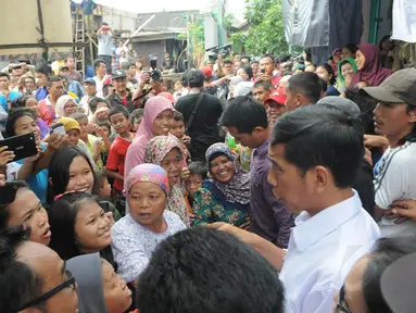 Dekati Kaum Buruh, Jokowi Jenguk Buruh yang Sakit