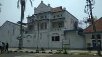 Salah satu bangunan ikonik di Kota Tua Cirebon yakni gedung BAT. Foto (Liputan6.com / Panji Prayitno)