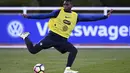 Aksi Paul Pogba saat berlatih jelang melawan Bulgaria pada kualifikasi Piala Dunia 2018 di di Clairefontaine-en-Yvelines dekat Paris, (4/10/2016). (AFP/Franck Fife)