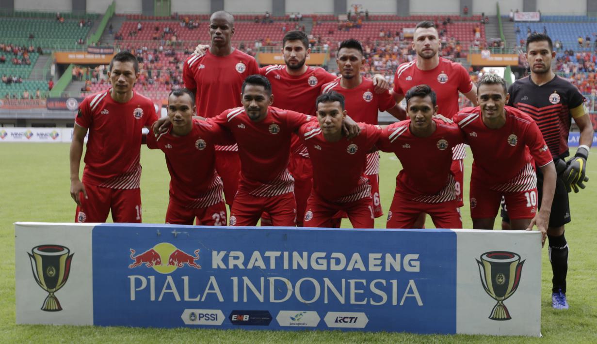 Para pemain Persija Jakarta foto bersama sebelum melawan 757 Kepri Jaya pada laga Piala Indonesia di Stadion Patriot Bekasi, Jawa Barat, Rabu (23/1). Persija menang 8-2 atas Kepri. (Bola.com/Yoppy Renato)