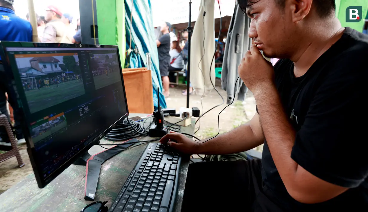Panitia tampak sibuk mengamati layar live streaming final antara Kecamatan Ciputat FC melawan Denis FC di Lapangan Latus Jaya, Kedaung, Pamulang. (Bola.com/M Iqbal Ichsan)