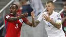 Bek Slovakia, Martin Skrtel, protes karena mendapatkan kartu kuning kedua saat melawan Inggris. Sejak menit ke-57, Slovakia bermain 10 pemain karena Skrtel mendapatkan kartu merah. (Reuters/Carl Recine) 