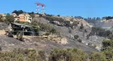 Foto yang menampilkan pemandangan umum area yang terbakar di Distrik L'Estaque, Marseille, selatan Prancis pada 9 Juli 2025, setelah kebakaran hutan melanda daerah yang dekat dengan pusat kota pelabuhan Meditteranean. (Viken KANTARCI/AFP)