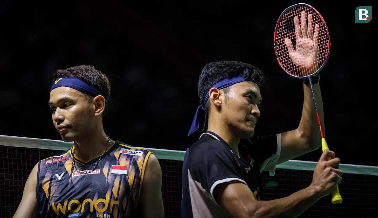 Ekspresi kecewa pebulu tangkis ganda putra Indonesia, Fajar Alfian dan Muhammad Sohibul Fikri setelah gagal mencetak poin dalam laga 32 besar Indonesia Open 2026 melawan wakil China, Chen Bo Yang dan Liu Yi di Istora Senayan, Jakarta, Rabu (03/06/2026). (Bola.com/Bagaskara Lazuardi)