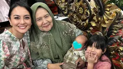 Tidak hanya berdua, anak bungsu Ririn yaitu Abigail Cattleya Putri juga ikut dalam acara keluarga tersebut. Momen itu sekaligus memperlihatkan betapa hubungan mertua dan menantu ini saling menyayangi. Kebersamaan mereka terasa penuh kasih sayang. (Liputan6.com/IG/@ririnekawati)