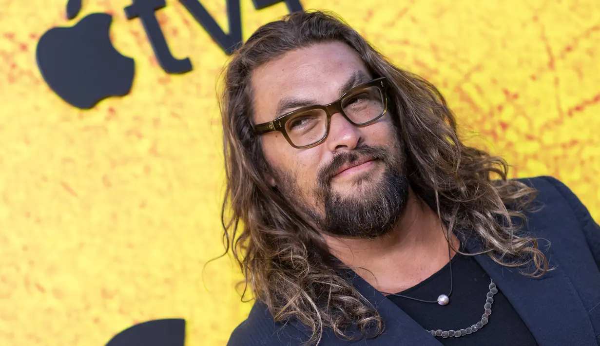 Jason Momoa berpose mengenakan kaca mata hitam saat menghadiri pemutaran perdana musim ketiga film "See," di DGA Theater di Los Angeles (23/8/2022). Momoa ditugaskan untuk memerankan adegan pertempuran penuh aksi yang hanya bisa dia gambarkan dengan satu kata: " Aduh." (AFP/Valerie Macon)