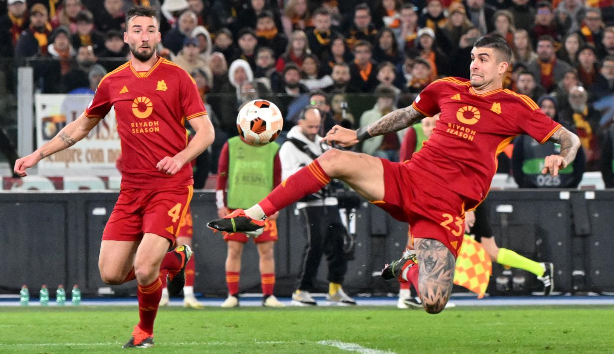 Pemain AS Roma, Gianluca Mancini mencetak gol ketiga timnya ke gawang Brighton melalui tendangan first time pada laga leg pertama 16 besar Liga Europa 2023/2024 di Olympic Stadium, Roma, Italia, Jumat (08/03/2024) dini hari WIB. (AFP/Andreas Solaro)