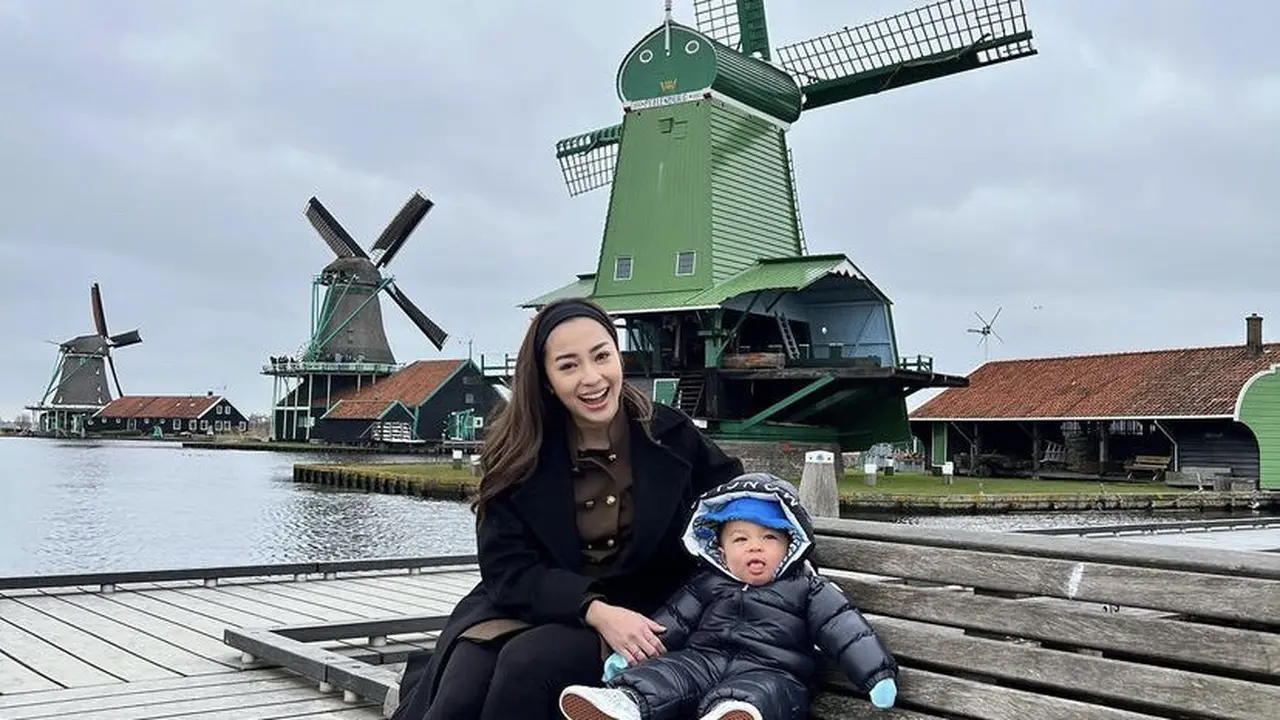 Nikita Willy saat liburan ke Belanda bareng baby Izz, credit: (IG/@nikitawillyofficial94)