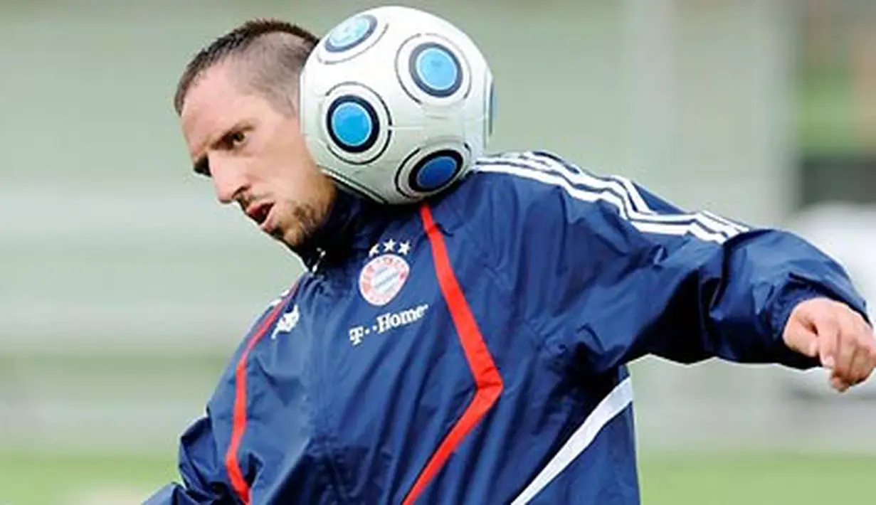Gelandang Bayern Muenchen, Franck Ribery dalam sesi latihan tim di Munich, 6 Juli 2009. Ribery banyak dispekulasikan hengkang dari Bayern di bursa transfer musim panas. AFP PHOTO/OLIVER LANG