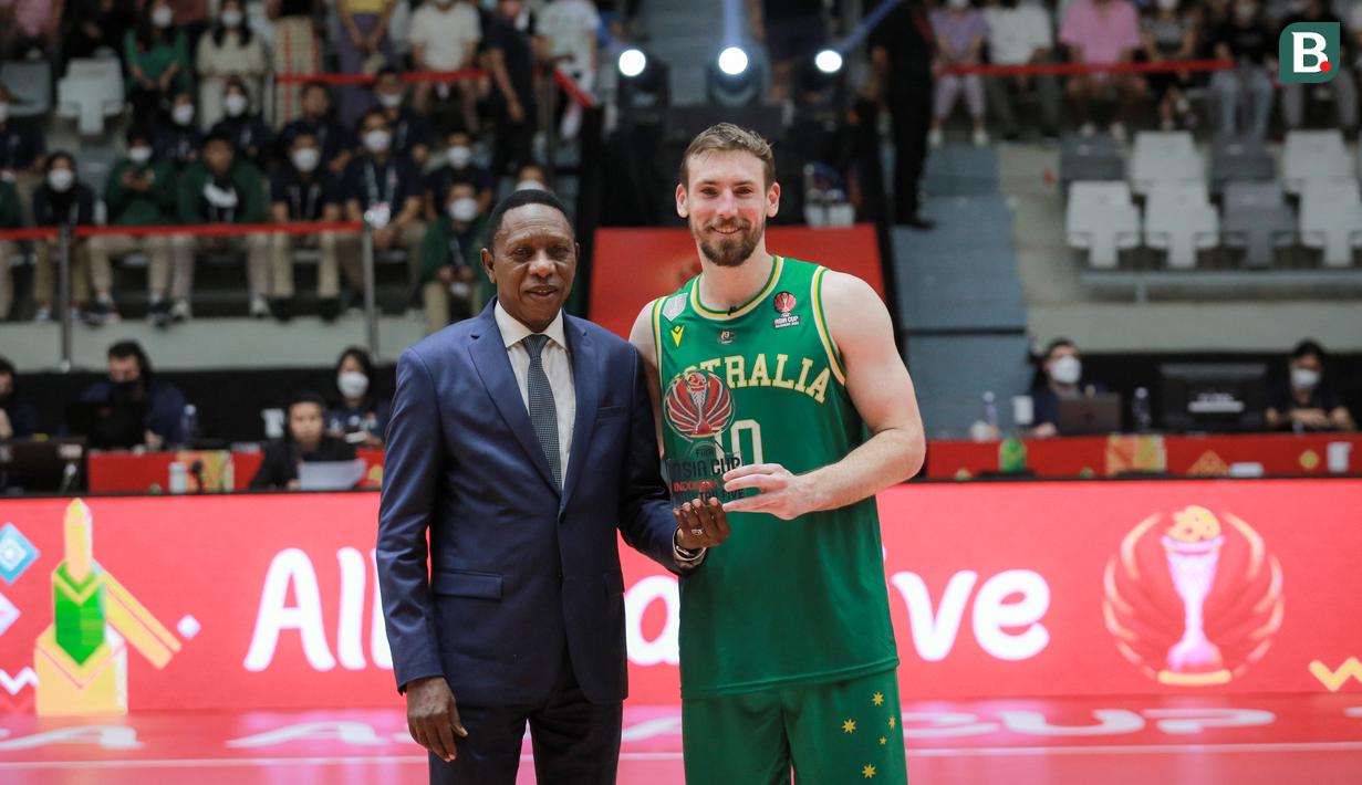 Pemain Timnas Basket Australia, Mitch McCarron mendapatkan penghargaan sebagai FIBA Asia Cup 2022 All-Star Five di Istora Senayan, Jakarta, Minggu (24/07/2022). Ia tercatat telah membuat 8,2 poin, 4,0 rebound, dan 5,6 asis per gim. (Bola.com/Bagaskara Lazuardi)