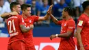 Para pemain Bayern Munchen merayakan gol yang dicetak Robert Lewandowski ke gawang Schalke pada laga Bundesliga di Veltins-Arena, Gelsenkirchen, Sabtu (24/8). Schalke kalah 0-3 dari Munchen. (AFP/Uwe Kraft)