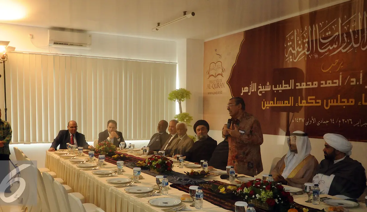 Pimpinan Pusat Studi Al Quran, M Quraish Shihab memberikan sambutan saat menerima kunjungan Grand Sheikh Al Azhar, Ahmed Al-Thayyeb di Pondok Cabe, Tangerang, Selasa (23/2/2016). Ahmed Al-Thayyeb meninjau langsung PSA. (Liputan6.com/Helmi Fithriansyah)