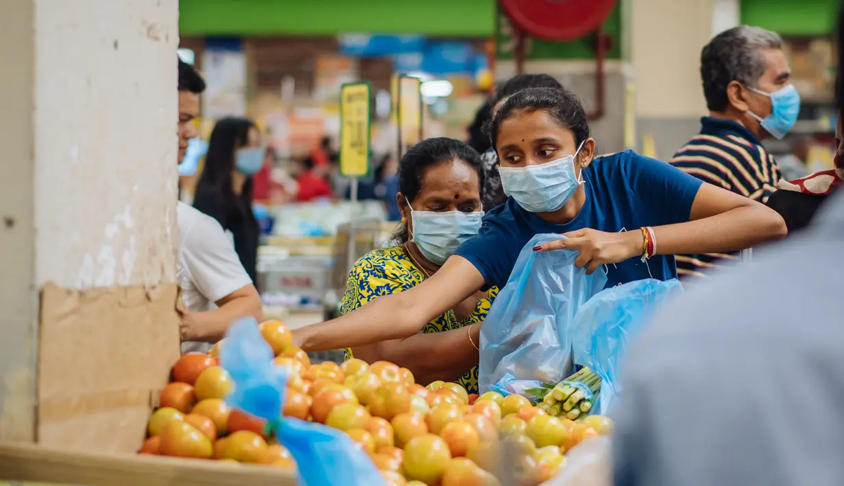 Warga berbelanja di sebuah supermarket di Kuala Lumpur, Malaysia, Selasa (17/3/2020). Malaysia memberlakukan kebijakan restriktif komprehensif termasuk menutup toko-toko dan sekolah-sekolah serta menerapkan larangan perjalanan dalam upaya membatasi penyebaran virus corona COVID-19. (Xinhua/Zhu Wei)