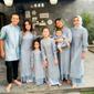 Keluarga Andhika Pratama dan Ussy Sulistiawaty memilih baju lebaran keluarga nuansa silver dengan material bordir dan satin memberi kesan mewah dan elegan