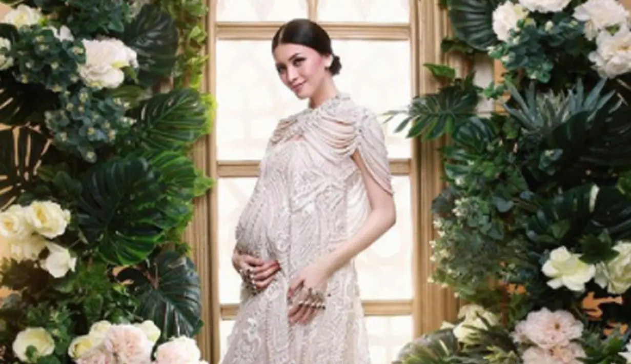 Seakan tidak ingin melewatkan momen kehamilannya, Donita beberapa kali mengunggah hasil pemotretan di akun Instagram-nya. (instagram.com/donitabhubiy)