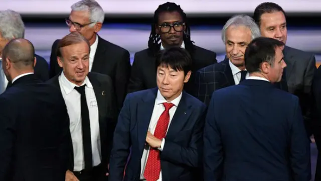 Berbeda dengan pelatih lainnya yang terlihat rapi dengan potongan rambut cepak dan klimis, Cisse justru tampil nyentrik.