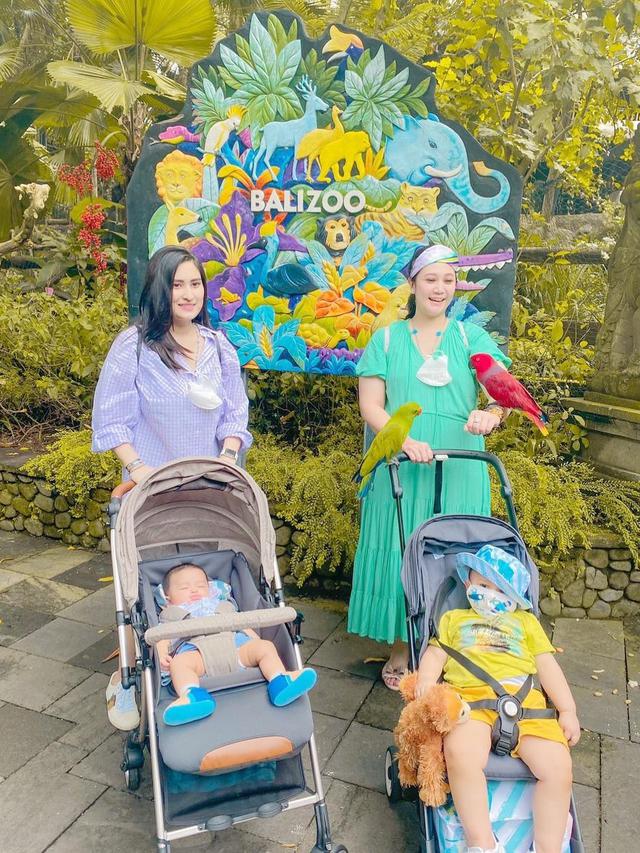 Bak Kakak Adik, Ini 7 Momen Kompak Angbeen Rishi dan Ibu Tirinya Saat Asuh Buah Hati