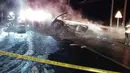 Petugas pemadam berada di lokasi jatuhnya helikopter Apache milik Amerika Serikat di Wonju , Korea Selatan , Senin (23/11). Petugas kepolisian setempat menyebutkan bahwa kecelakaan ini menewaskan seorang pilot dan seorang kru pesawat. (AFP PHOTO/YONHAP)