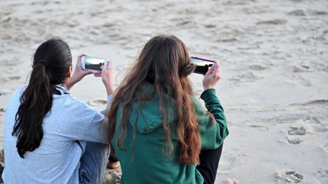 Ilustrasi aktivitas menggunakan smartphone (AFP)