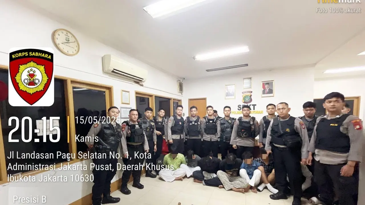 Polisi meringkus sembilan remaja yang konvoi sambil menenteng celurit di Jalan Letjen Suprapto, Jakarta Pusat, Kamis malam (15/5/2025). (Istimewa)
