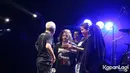 Iwan Fals pun resmi merayakan ulang tahunnya di atas panggung bersama keluarga serta para penggemar yang selama ini memberikan dukungan padanya. epantun tembang 'Bento' itu menjadi musisi Indonesia yang sudah aktif sejak tahun 70-an silam. Sampai sekarang, dirinya pun masih tetap eksis dan punya penggemar setia. (KapanLagi.com/Budy Santoso)