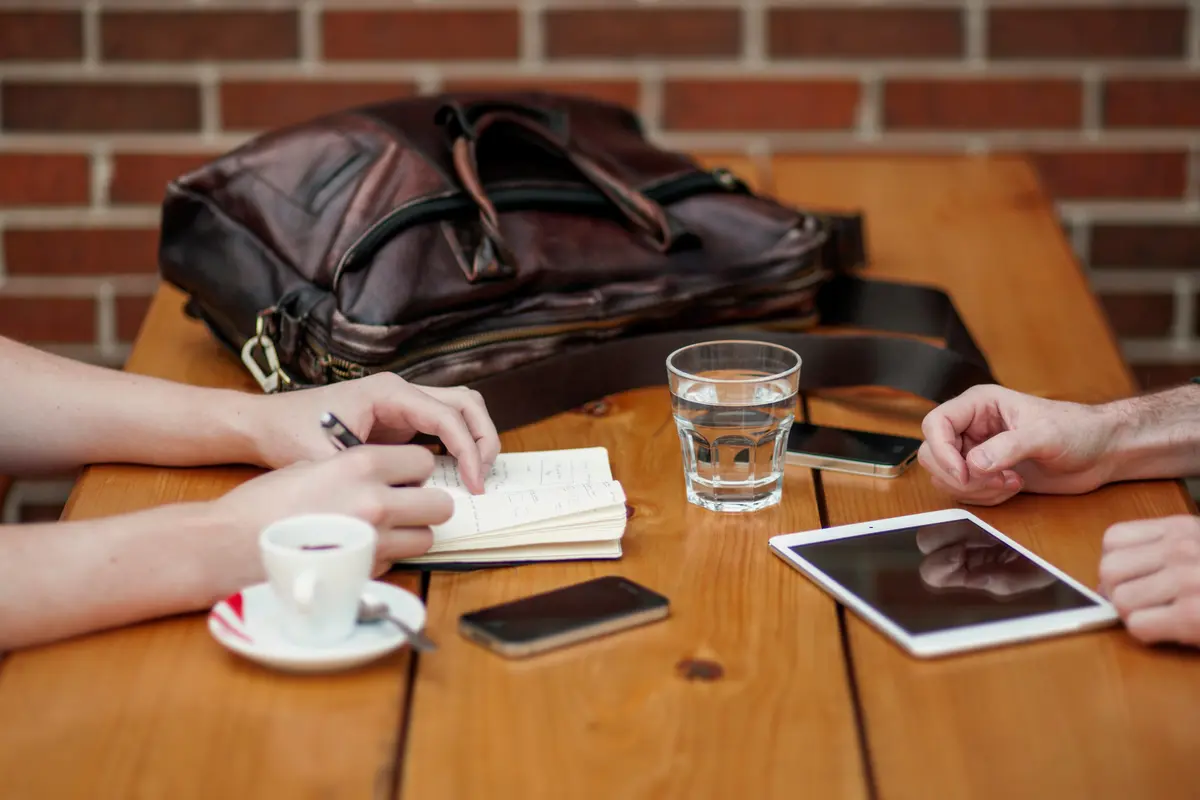 Pacaran Sama Teman Sekantor? Pikir-pikir Lagi deh