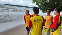 Balawista Banten Melakukan Pencarian Wisatawan Terseret Ombak Di Pantai Carita, Kabupaten Pandeglang, Banten. (Minggu,20/12/2020). (Dokumentasi Balawista).