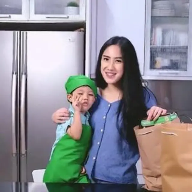 Desain Dapur yang Mirip Restoran dengan Sentuhan Silver