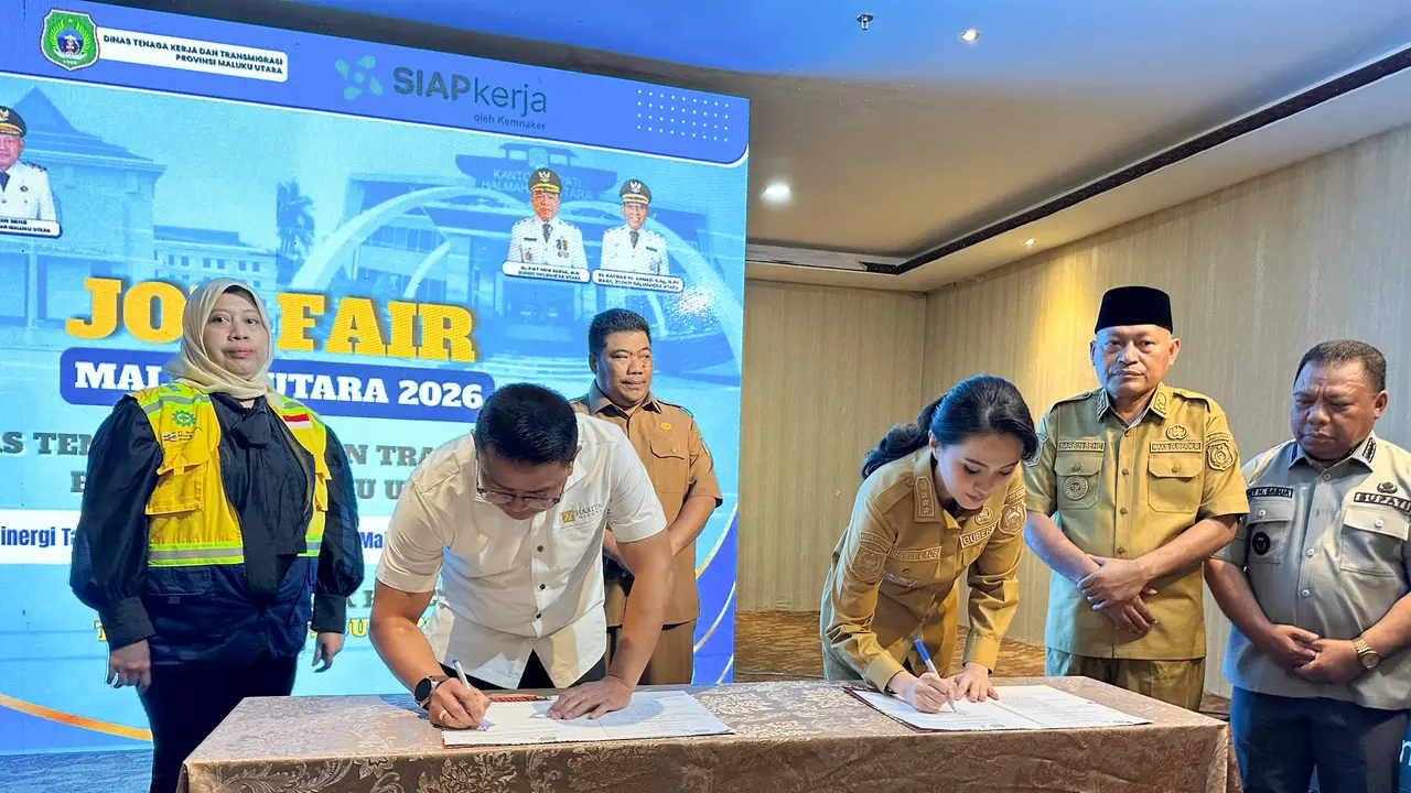 Penandatanganan kesepakatan Gubernur Maluku Utara, Sherly Tjoanda Laos, dan Executive Vice President External Relations Harita Nickel, Latif Supriadi. (Dok Harita)