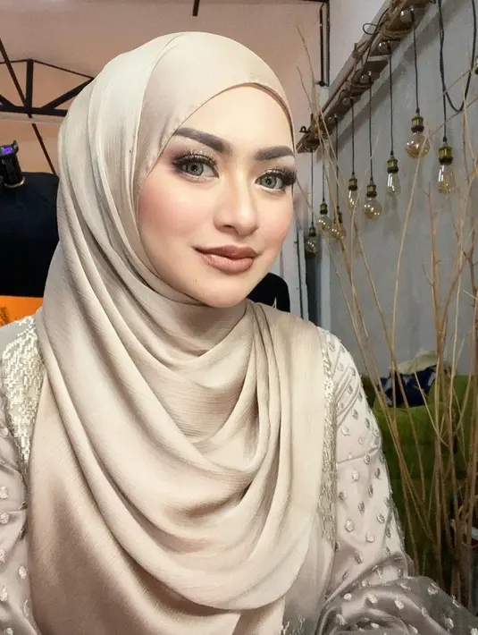 Tak jarang Nathalie tampil anggun dalam balutan hijab pashmina dengan ragam model yang menginspirasi.