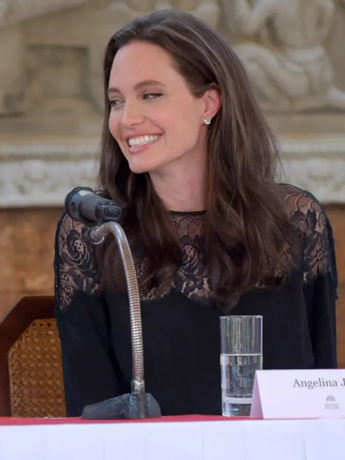Angelina Jolie menikmati serangga bersama anak-anaknya.