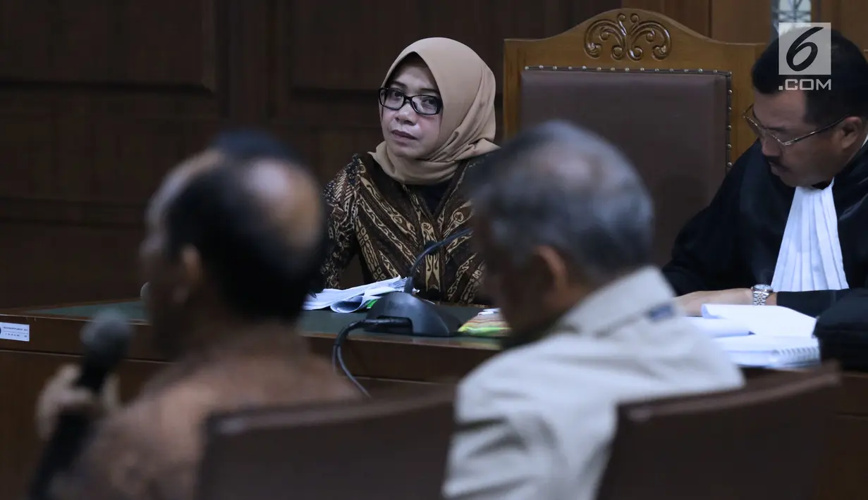 Terdakwa dugaan suap kesepakatan kerja sama PLTU Riau-1, Eni Maulani Saragih menyimak keterangan saksi di Pengadilan Tipikor, Jakarta, (11/12). Sidang mendengar keterangan saksi, diantaranya Dirut PT PLN, Sofyan Basir. (Liputan6.com/Helmi Fithriansyah)