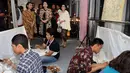 Menko PMK, Puan Maharani (tengah) melihat proses pembuatan batik jelang menghadiri acara Perempuan dan Canting di Jakarta, Rabu (25/1). Acara juga ditandai penyerahan penghargaan kepada dua pelestari batik nasional. (Liputan6.com/Helmi Fithriansyah)
